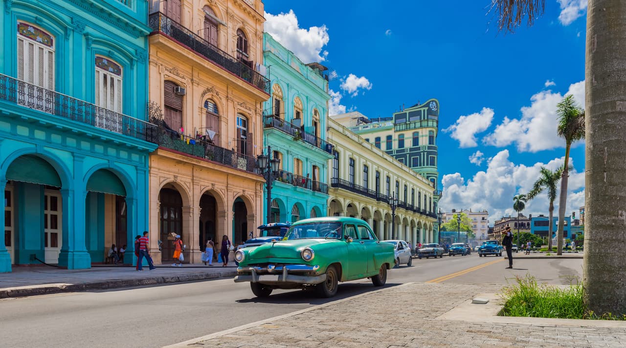 <b>Centro Habana (Cuba)</b>
<br>
<br>Los envejecidos edificios históricos del centro de la capital cubana, pintados de azul cobalto, amarillo plátano y rosa, atraen cada año a miles de turistas a sus calles. 
<br>