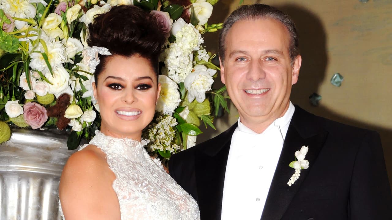 El escándalo creció porque Lety Calderón reveló que la tercera en discordia de su relación fue la actriz Yadhira Carrillo, aunque ella siempre lo ha negado. "
<b><a href="https://www.eluniversal.com.mx/espectaculos/juan-collado-me-engano-pero-estaba-enamorada-leticia-calderon" target="_blank">Ella cree su versión, la respeto mucho, pero no es la realidad</a></b>, es lo que le contaron, tampoco pienso que él la veía y decía: ‘tengo dos hijos y me escapo para verte’. Nadie llega diciendo eso, es evidente que Juan me engañó varias veces”, dijo la villana de 'En nombre del amor' para el diario El Universal. 
<br>