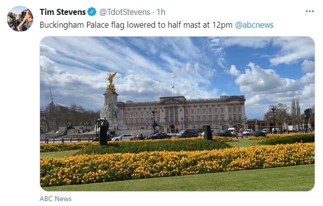 El periodista de la Australian Broadcasting Corporation, Tim Stevens, informó que la bandera del Palacio de Buckingham fue colocada a media asta a las 12 p.m. Además reportó la presencia de multitudes reunidas afuera del hogar de la reina, donde han colocado flores.