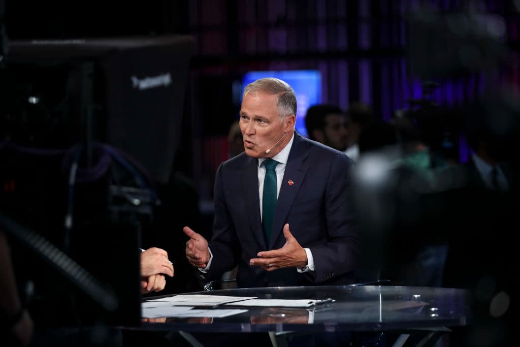 Jay Inslee, gobernador de Washington, quien si estará en el grupo de este miércoles ofrecía entrevistas a los medios a horas de empezar el careo.