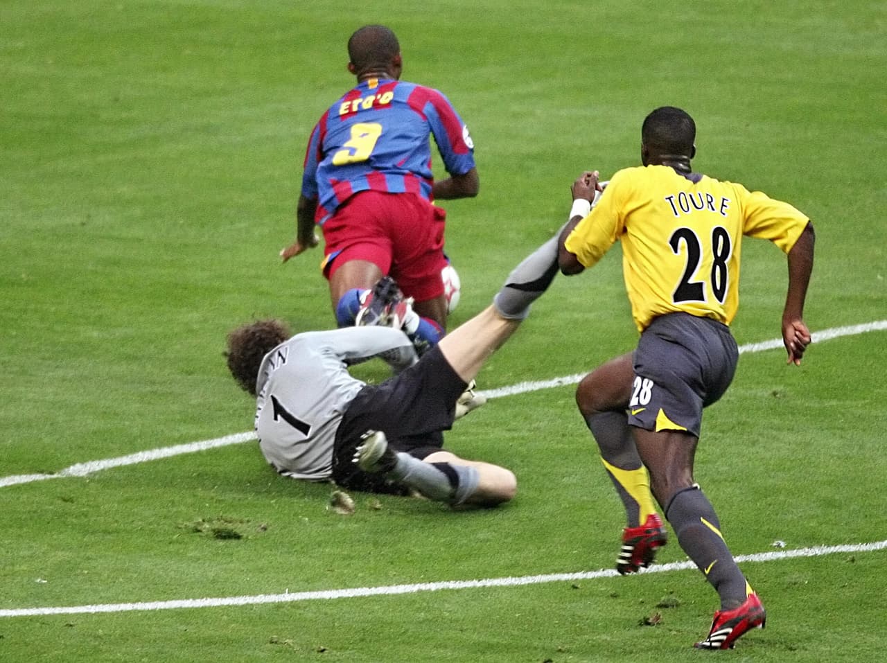 Eto'o fue clave en la segunda Champions del Barça. Una falta que Jens Lehmann del Arsenal le cometió fue sancionada con tarjeta roja al inicio de la final 2006 en París.