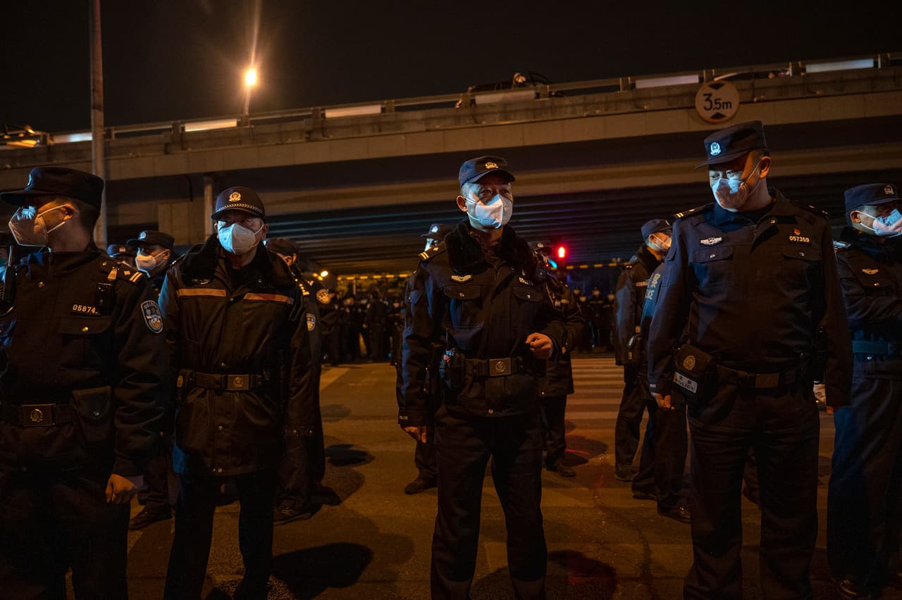 La policía expulsó con gas lacrimógeno a los manifestantes de Shanghai que pedían la dimisión de Xi Jinping y el fin del régimen unipartidista, pero horas después la gente volvió a concentrarse en el mismo lugar. La policía dispersó de nuevo la manifestación, y un reportero de la agencia AP observó cómo los manifestantes detenidos eran llevados en un autobús.