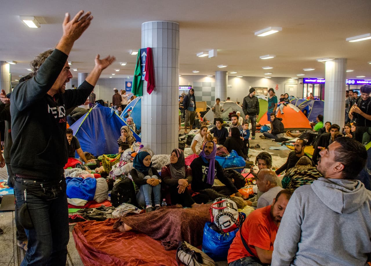 <b>Capítulo 5. Xenofobia y rebelión en Hungría.</b> La entrada a Hungría les dio esperanzas, pero pronto entendieron que las dificultades seguirían. Autoridades y civiles agredían sin sentido al grupo, que se preguntaba si sería lo mismo en Alemania. La llegada a Budapest convirtió la estación de tren en un campamento de refugiados, quienes al conocer que el gobierno suspendía los traslados en tren hacia Austria comenzaron una protesta sin precedentes. Un adulto sirio despertó a los que aún dormían para decirles “Así sea caminando llegaremos a Alemania”. La gran marcha se conformó con grupos de familias andando día y noche para salir de Hungría. Agotados, los migrantes aceptaron ser llevados en autobús hasta Austria. Cuenta Bauluz en su crónica que “La gran marcha ha conseguido su objetivo de cambiar la política”
<b><a href="http://huelladigital.univisionnoticias.com/crisis-refugiados-javier-bauluz/capitulo-5/">(VER ESPECIAL COMPLETO).</a></b>