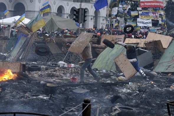 El 22 de enero dos manifestantes mueren después de ser baleados y un tercero muere tras una caída durante un enfrentamiento entre la policía y manifestantes que defienden sus barricadas.