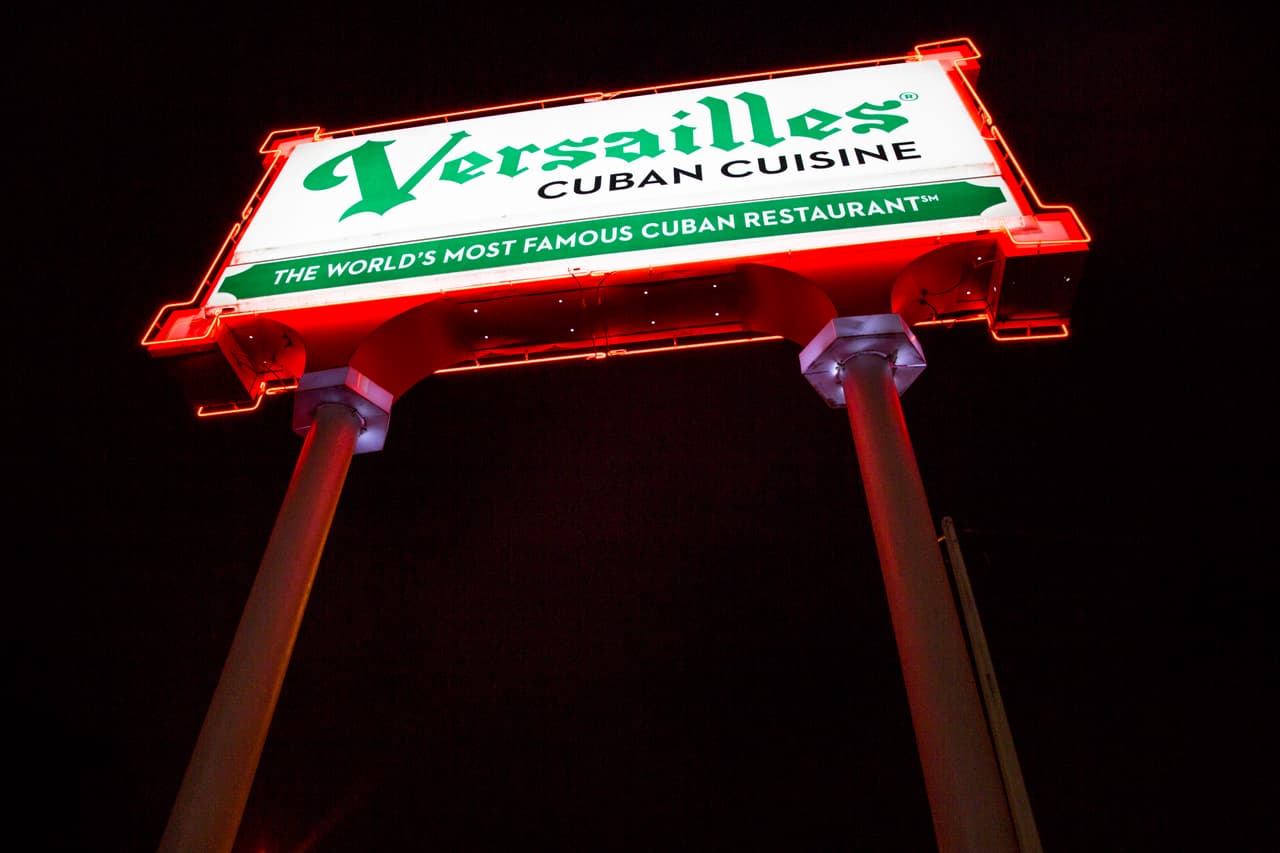 Cuando la noticia de la muerte de Fidel Castro se confirmó, los cubanos de Miami salieron a la calle con un destino claro: el restaurante Versailles.
<br>