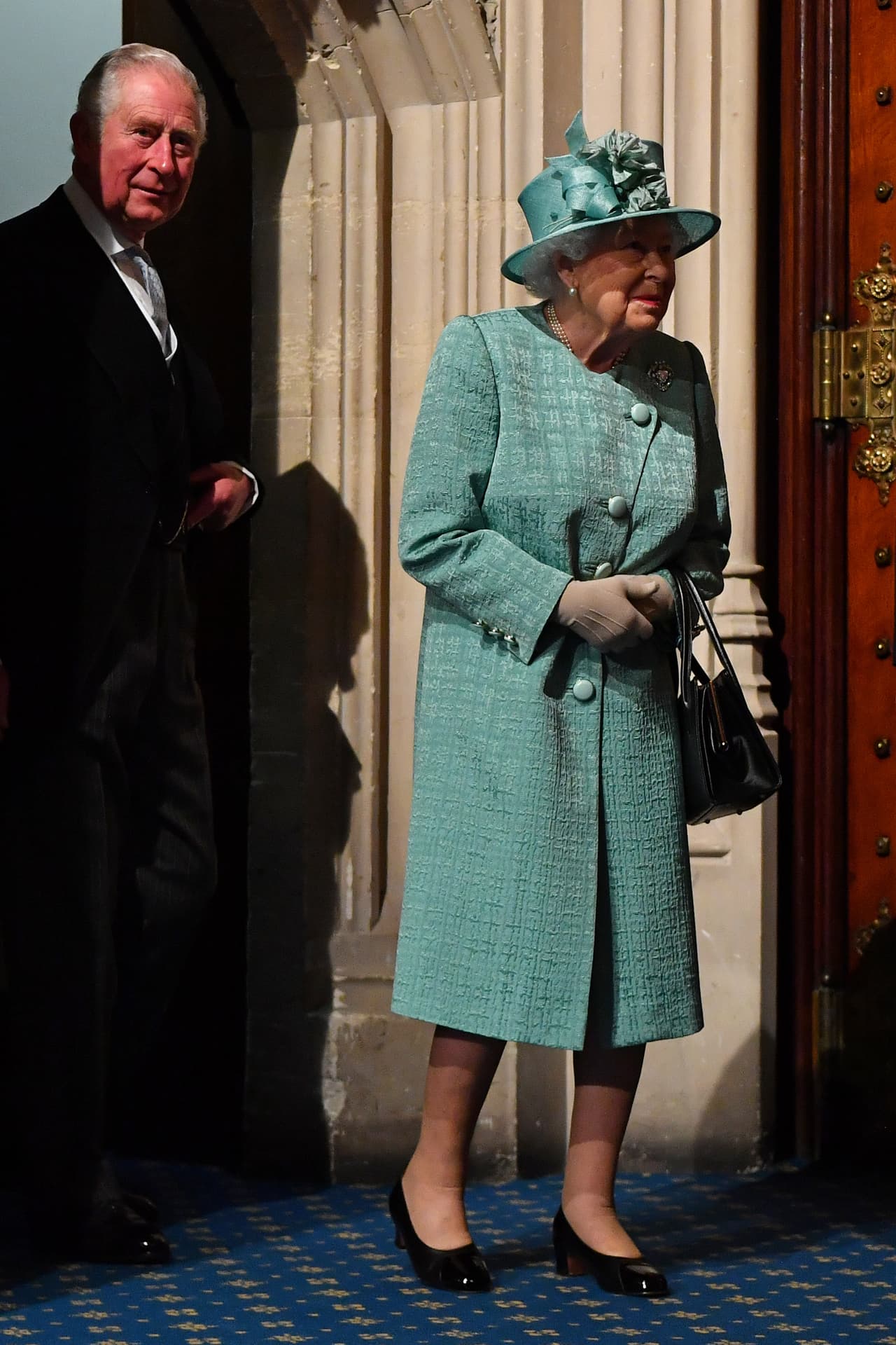 Incluso, varios de los internautas expresaron que la reina usó un abrigo verde como muestra de apoyo para el Partido Verde de Inglaterra y Gales, mejor conocido como The Green Party, informaron diversos medios británicos como 
<b><a href="https://www.thesun.co.uk/news/10586176/queen-speech-coat-blue-or-green/">The Sun</a>, <a href="https://www.dailymail.co.uk/femail/article-7810475/The-Queens-coat-divides-opinion-blue-green.html">Daily Mail</a> </b>y
<b> <a href="https://www.mirror.co.uk/news/uk-news/queens-coat-during-speech-stirs-21131000">Mirror</a>.</b>
<br>