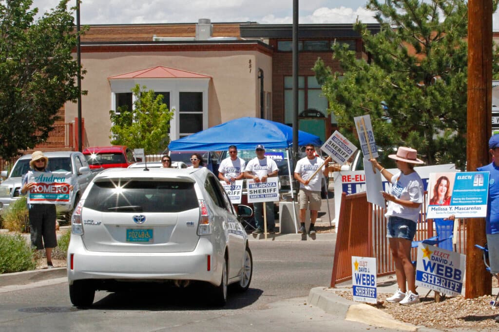 Primarias en Nuevo México. Votantes apoyando a sus candidatos.