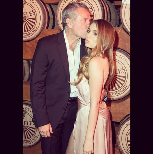 Cuando llegó la separación de su mamá y su padrastro, Sofía Castro volvió a consignar: "Tuve una familia hermosa durante 11 años y 
<b>no era parte de un circo </b>y todos así posando. La relación que tuvimos fue muy bonita. Al final, mis papás no se entendieron y 
<b>de eso no voy a hablar </b>al respecto pero bueno, formamos una familia de ocho y ahí está".