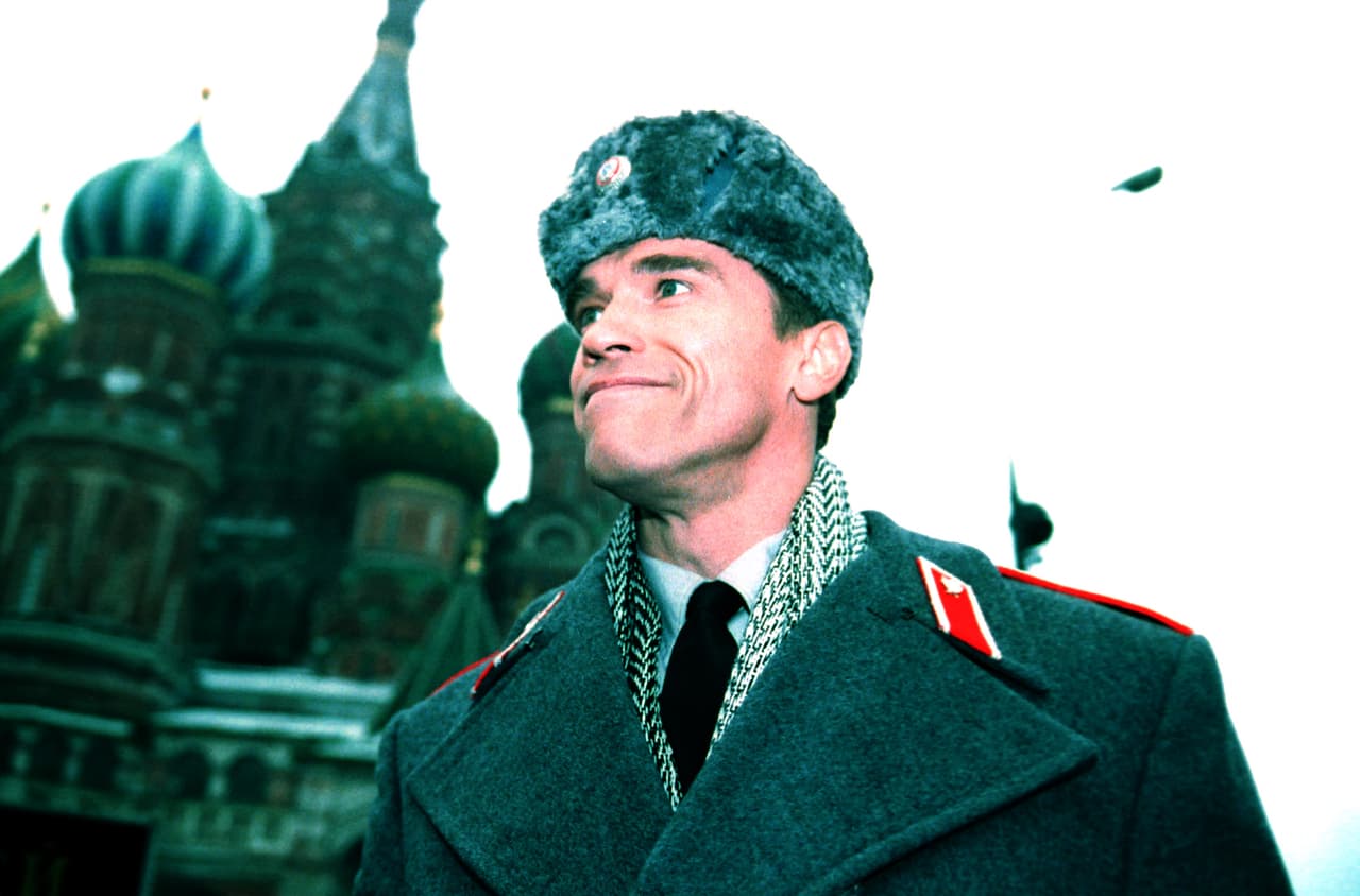 Schwarzenegger con un uniforme de la milicia soviética en la Plaza Roja de Moscú en 1988. Alli filmó Red Heat.