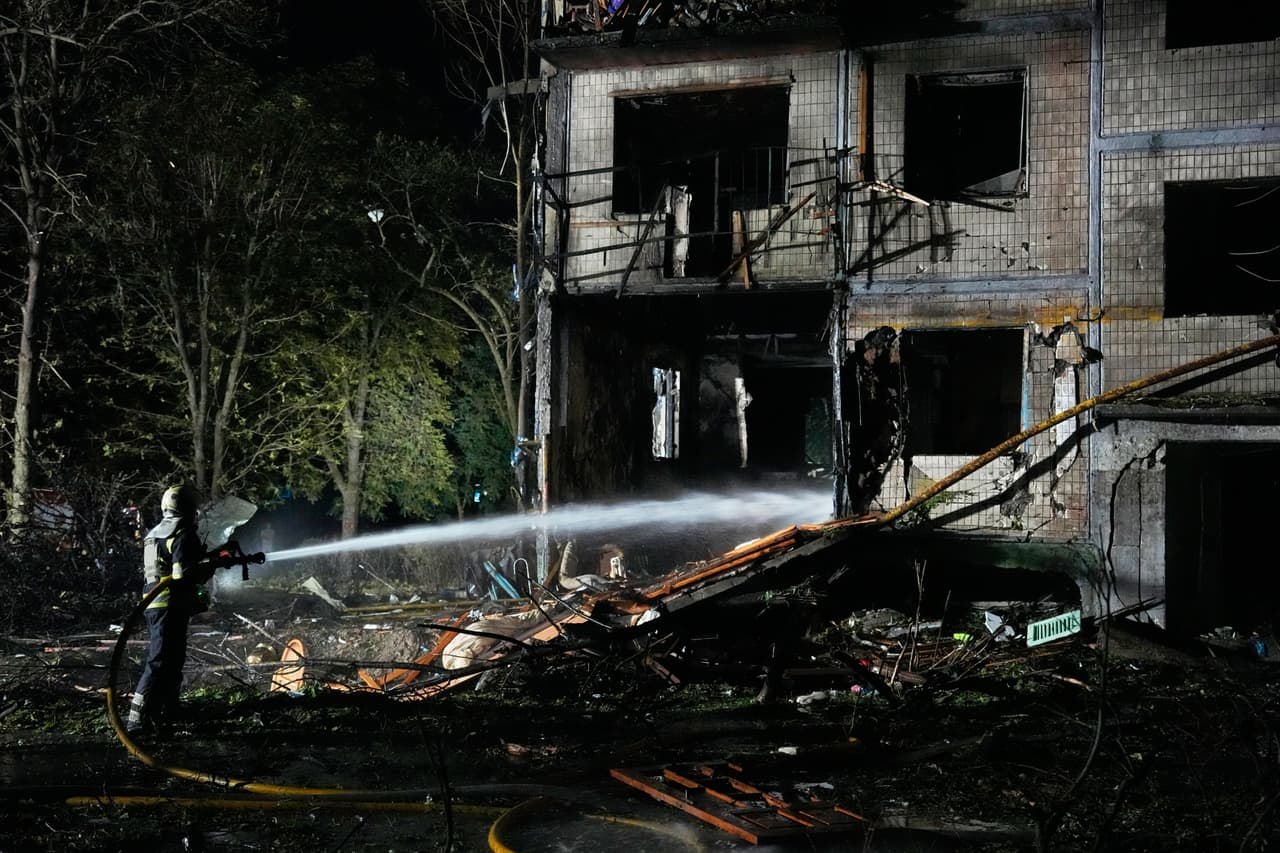Los equipos de rescate evacuaron a 35 personas de las plantas superiores del edificio y dos personas fallecieron, mientras que ocho resultaron heridas, entre ellas dos niños, según el servicio estatal de emergencias de Ucrania.