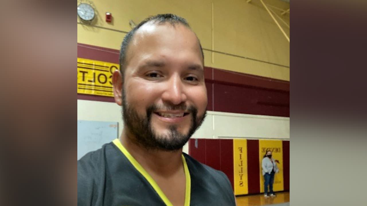 Comunidad escolar lamenta la muerte del coach que sufrió paro cardíaco en plena clase en Devine