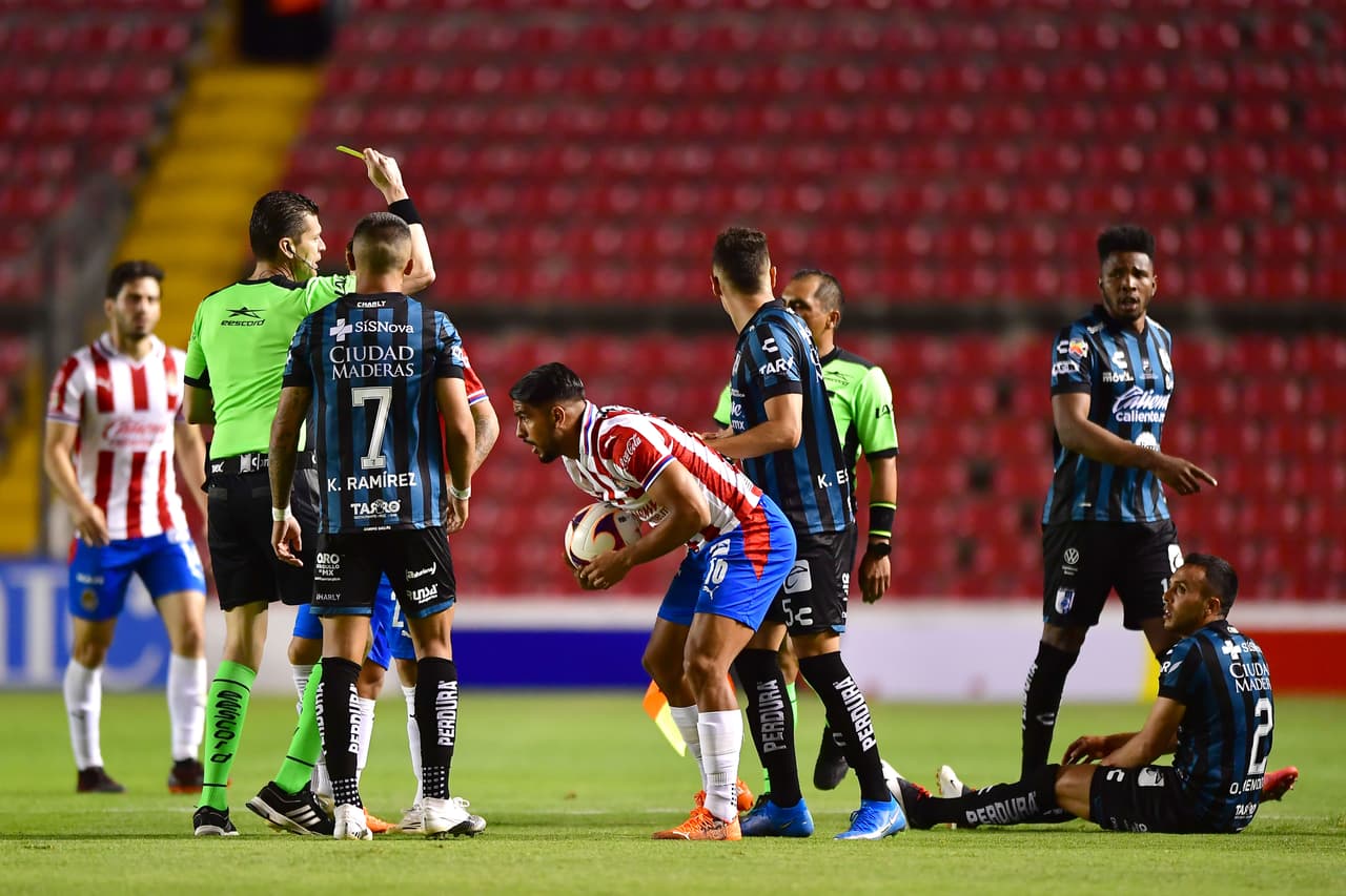 Querétaro y Chivas empatan 2-2 en La Corregidora y se conforman con un puntos. Ambos equipos se quedan con 11 puntos, pero Chivas ese sitúa en la décimo lugar mientras que los Gallos se quedan con la doceava posición.