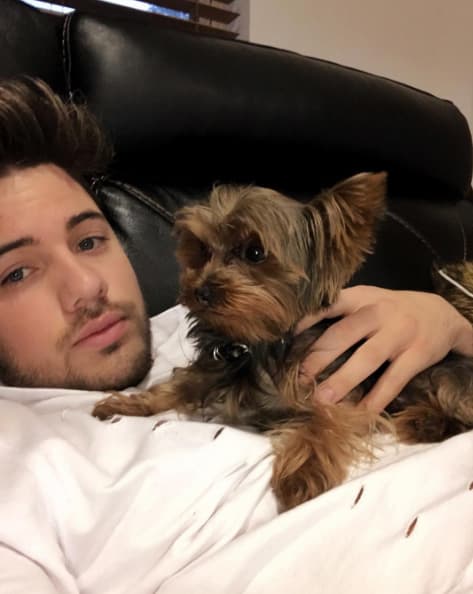 Tobi y William Valdés son muy felices cuando pasan tiempo juntos, a los dos les gusta descansar.