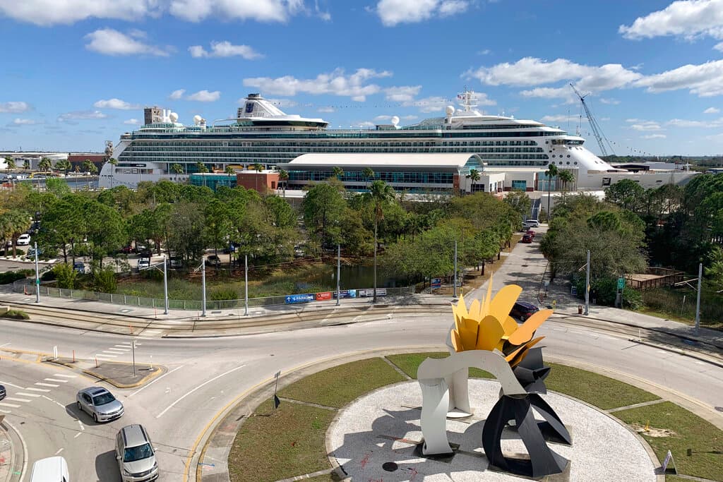 "Las vacunas son claramente un cambio de juego para todos nosotros, y con la cantidad de vacunas y su impacto creciendo rápidamente, creemos que comenzar con cruceros para pasajeros adultos vacunados y tripulación es la elección correcta", aseguró Michael Bayley, presidente de Royal Caribbean International, citado por la agencia EFE.