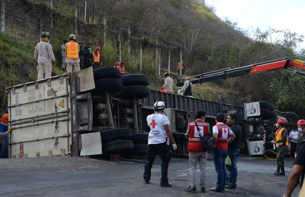 La primera hipótesis policial es que el conductor del camión perdió el control del vehículo.
