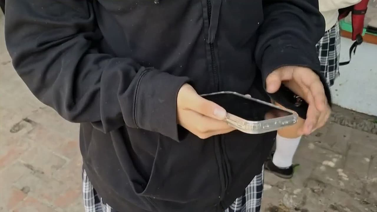 México consulta a 1.2 millones de maestros sobre la prohibición de celulares en las escuelas