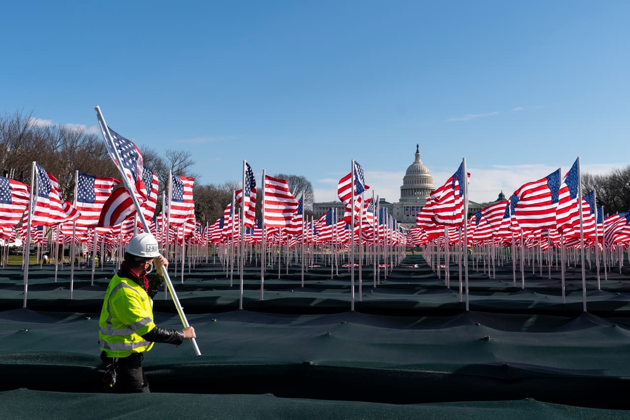 Trabajadores colocando una instalación artística de banderas y luces en Washington DC. El National Mall alberga los monumentos más emblemáticos de la capital y la famosa explanada donde se concentran las multitudes en las ceremonias inaugurales. Permanecerá cerrado como parte de las medidas de seguridad de cara a la investidura de 
<a href="https://www.univision.com/temas/joe-biden"><u>Joe Biden</u></a> y 
<a href="https://www.univision.com/temas/kamala-harris"><u>Kamala Harris</u></a>. 
<a href="https://www.univision.com/noticias/elecciones-en-eeuu-2020/biden-juramentacion-ensayo-seguridad-capitolio-washington-dc-fotos?utm_campaign=Univision%20Noticias&utm_medium=social&utm_source=facebook&fbclid=IwAR2tLEPgU4iugd2qVevPGO6UiTUa9v1HAw9TlX3r1SnCQk3h-gQ4IuE5nTc"><u>Vea aquí las fotografías de las estrictas medidas de seguridad antes de la juramentación de Biden</u></a>
<br>
<br>