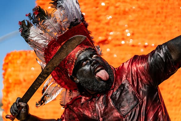 Miembro de Los Apaches De Vista Hermosa posa para una foto durante el 73o Desfile del Día de la Independencia de México en Los Ángeles, California, el 8 de septiembre de 2019.