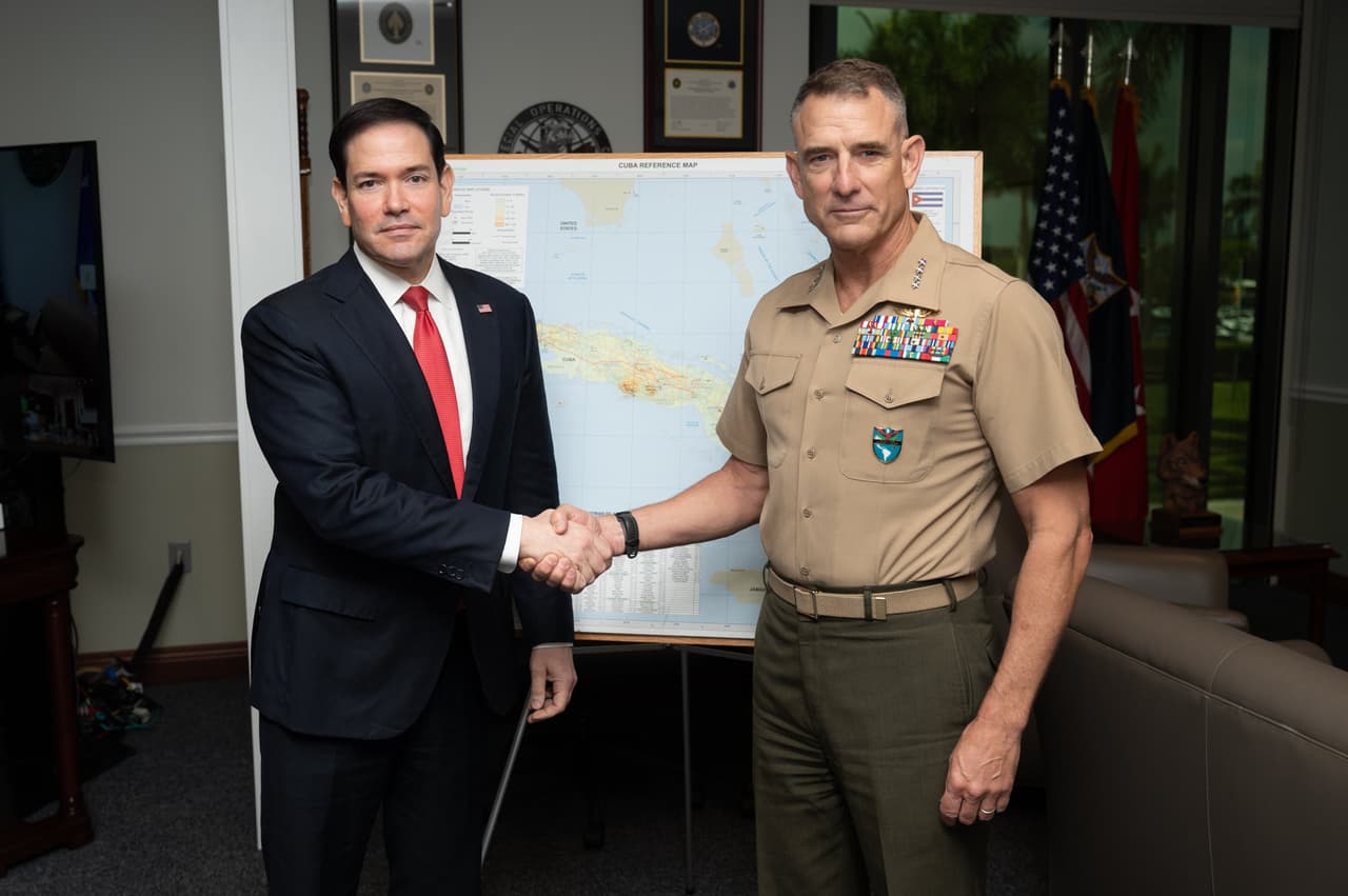 El secretario de Estado, Marco Rubio, saluda al general Francis Donovan, jefe del Comando Sur de Estados Unidos, al fondo un mapa de la isla de Cuba.