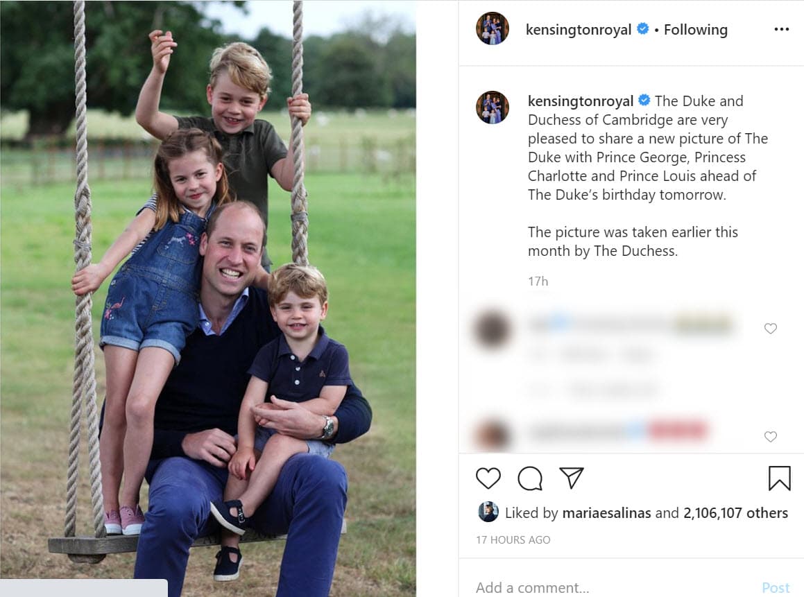 Publicó
<b><a href="https://www.instagram.com/p/CBrAw7GFOv6/" target="_blank"> esta foto</a></b> de él con 
<b><a href="https://www.univision.com/famosos/cuarto-hijo-para-kate-middleton-y-el-principe-william-la-duquesa-despeja-las-dudas-fotos" target="_blank">sus tres hijos</a></b> jugando en un columpio. La foto fue tomada por la propia Middleton a principios de este mes en plena cuarentena. 
<br>