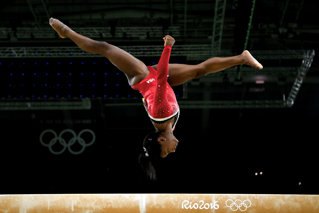 <b>Simone Biles</b>: El talento fuera de serie y su carisma hicieron que esta gimnasta estadounidense se convirtiera en la sensación de los Juegos Olímpicos de Rio 2016.
<br>En su debut olímpico,
<a href="http://www.univision.com/deportes/juegos-olimpicos-rio-2016/en-fotos-el-extraordinario-paso-de-simone-biles-por-rio2016-fotos" target="_blank">Biles consiguió cuatro medallas de oro y una de bronce</a>, lo que le valió numerosos reconocimientos, siendo uno de ellos el de Mejor Atleta del Año por parte del del diario “L’Équipe”