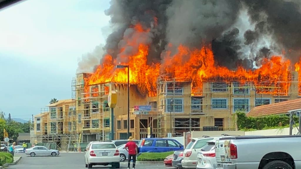 Incendio de cuatro alarmas consume complejo en construcción en Santa Clara