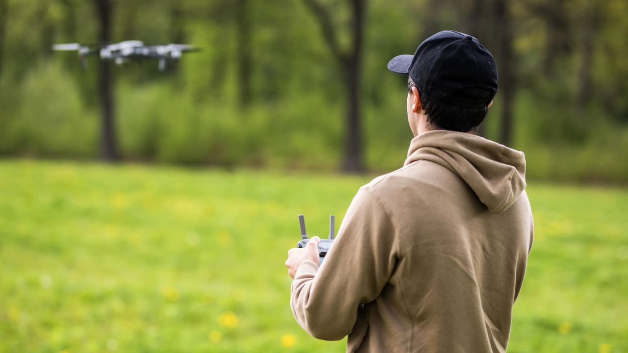 <h3 class="cms-H3-H3">▶️ Requisitos legales para volar y operar un dron en Texas </h3>
<br>
<b>➡️ Reglas de Espacio Aéreo y Zonas Prohibidas: </b>Texas cuenta con varias áreas con regulaciones específicas para el vuelo de drones. Utilizar 
<a href="https://www.faa.gov/uas/getting_started/b4ufly" target="_blank">aplicaciones como B4UFLY de la FAA</a> te permitirá verificar las zonas prohibidas y de control antes de volar. Es fundamental revisar estas restricciones para evitar multas y mantener tu vuelo seguro y legal. 
<br>
<b> ➡️ Altura y Limitaciones de Operación:</b> Las regulaciones de la FAA limitan la altura máxima a la que un dron puede volar a 400 pies sobre el suelo. Además, debes mantener tu drone a una distancia mínima de otros vehículos, personas y edificios. Volar fuera de estas normas puede resultar en sanciones significativas.