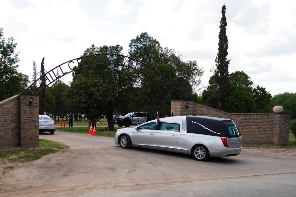 El vehículo fúnebre con el ataúd de José Flores Jr. llega al cementerio de Hillcrest en Uvalde, Texas.