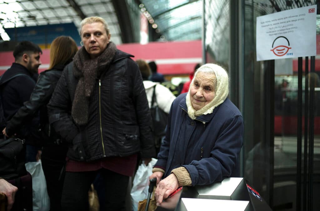 Dos mujeres refugiadas de Kiev descansan en el andén después de llegar en un tren a la estación principal de trenes en Berlín, Alemania.