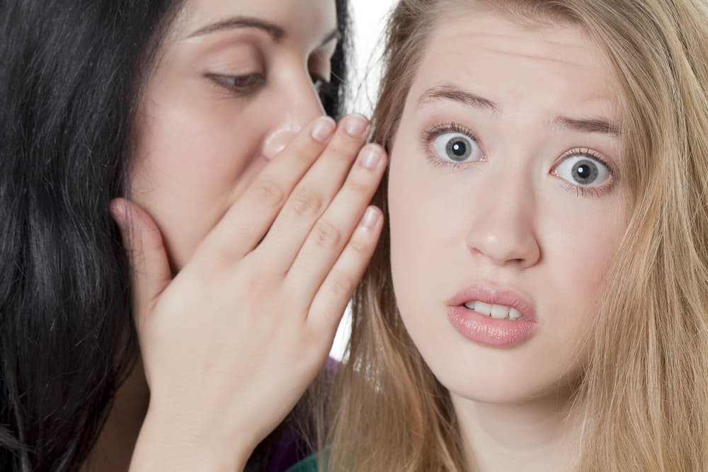 Sin embargo, es conveniente mantener un tono discreto y actuar de una manera circunspecta frente a quien se te acerque para contarte algo embarazoso.