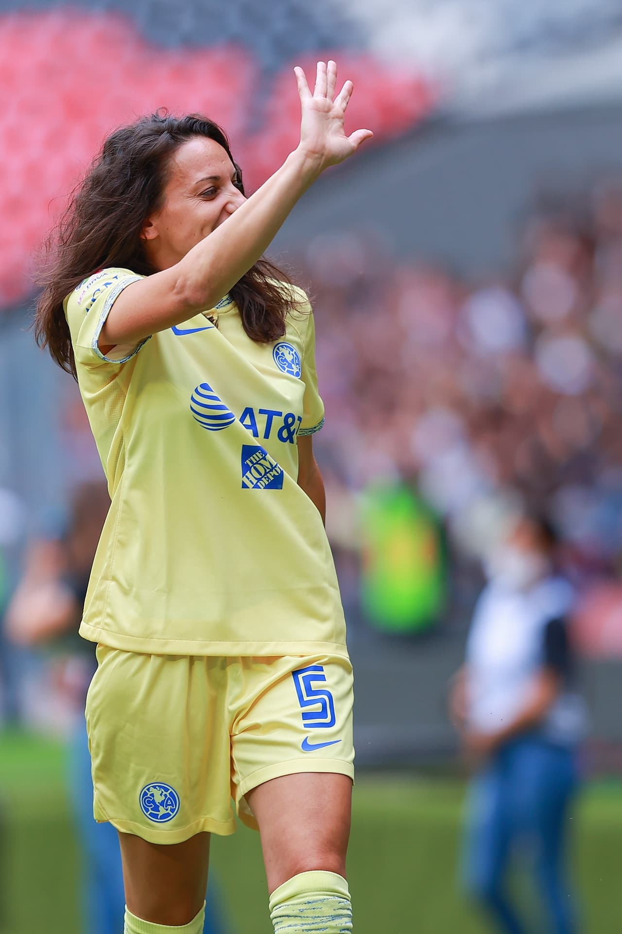 América aprovechó el partido amistoso para presentar ante su afición al nuevo refuerzo proveniente del Real Madrid, Aurélie Kaci.