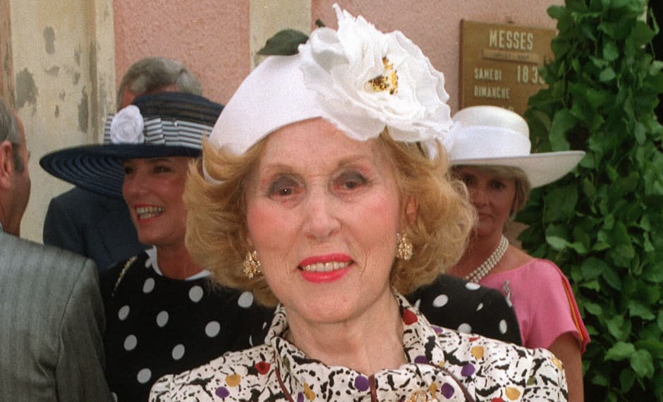 <b>Estée Lauder. </b>Ayudando a su tío, químico que desarrollaba fórmulas para el cuidado de la piel en un improvisado laboratorio, 
<a href="http://raconteur.net/lifestyle/top-female-entrepreneurs-in-beauty-industry">Lauder</a> descubrió su vocación. Ya casada, en la cocina de su casa de Nueva York, las perfeccionó. Salones, hoteles y hasta estaciones del metro fueron escenarios en los que demostraba sus cremas. En 1946 fundó, junto con su marido su compañía. Vender sus productos solo en tiendas exclusivas fue el boleto a su gran éxito.
<br>