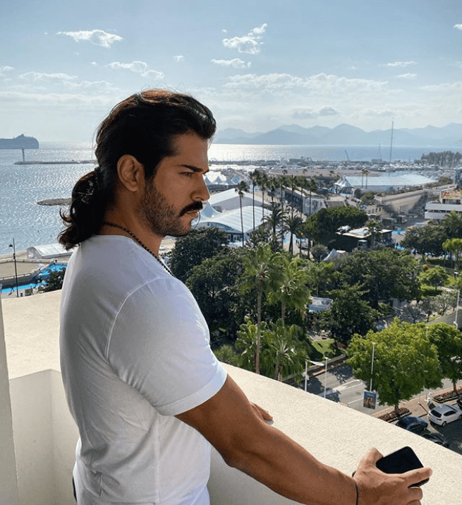 Después de dar vida a Kemal, interpretó a Kuruluş Osman, el hijo del sucesor de la dinastía otomana, en la serie ‘Diriliş Osman'.