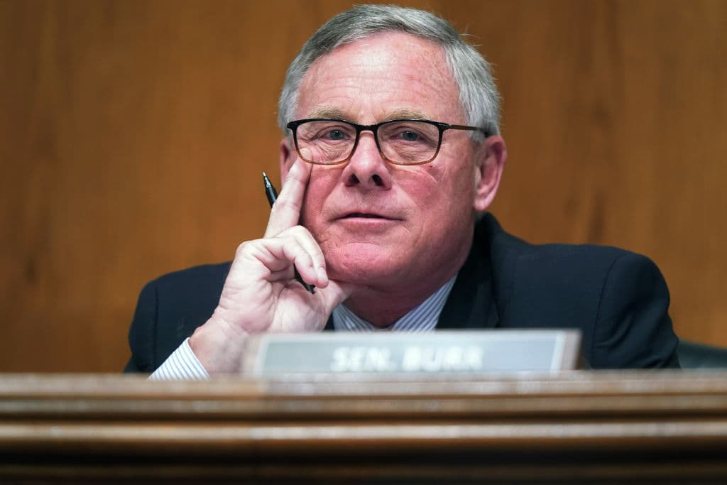 <b>Senador Richard Burr (Carolina del Norte).</b> Burr, senador por tres términos, fue el primero de los cinco en anunciar que no buscaría la reelección: lo dijo en 2016 indicando que sería su última elección a su escaño.
<br>
<br>Burr fue uno de los siete republicanos que votó por la culpabilidad de Trump en el juicio político del 2021. Eso le costó que el Partido Republicano de su estado votara para censurarlo. El senador de 65 años calificó la medida como un "día verdaderamente triste" para los republicanos en su estado.
<br>
<br>"El liderazgo de mi partido ha elegido la lealtad a un hombre (Trump) por encima de los principios fundamentales del Partido Republicano y los fundadores de nuestra gran nación", dijo entonces.
<br>
<br>El escaño de Burr pertenece a un estado en el que Trump ganó por muy poco en 2020, poco más de 65,000 votos y donde los demócratas aspiran a crecer su electorado. Pero también ha alimentado las especlaciones de que la nuera de Donald Trump, Lara Trump, se postule para competir por este escaño.
<br>
<br>Lara Trump es la esposa de Eric Trump, es una exproductora de TV que creció en Carolina del Norte. No tiene experiencia de servicio público, pero se ha proyectado como una vociferante defensora de su suegro en tiempos de campaña y de su presidencia.