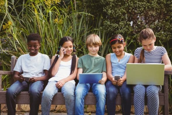 Amigos, familiares y vecinos: Pide ayuda o acceso a personas que estén cerca de ti y que tengan Internet de banda ancha en sus casas