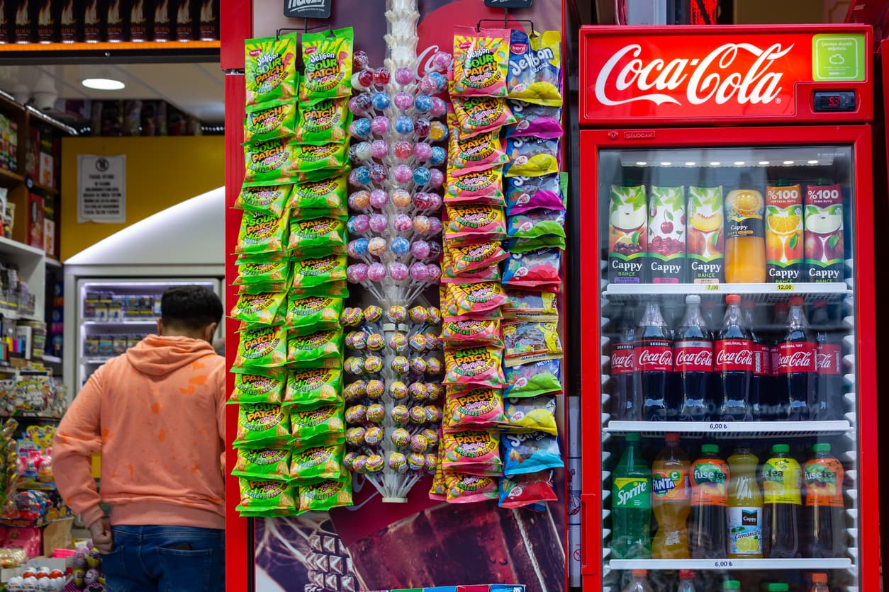 <b>Coca-Cola</b> dijo recientemente que también evalúa, en base a perspectivas locales, si son necesarias alzas de sus precios. La compañía ha sido impactada por una reducción en los suministros de aluminio y plásticos con los que elabora sus latas y botellas, y del jarabe de maíz y café con el que hace sus bebidas. 
<br>
<br>Su jefe de finanzas, John Murphy, 
<a href="https://www.bloomberg.com/news/articles/2021-04-19/coca-cola-beats-sales-expectations-amid-vaccine-driven-reopening" target="_blank">dijo que esperan tener un alivio en la cadena de suministros para 2022</a>. "Las decisiones de precios son ciertamente decisiones locales (...) Trabajaremos de cerca con nuestros empacadores locales en todo el mundo para llegar a las soluciones óptimas que puedan surgir desde el segundo trimestre de 2021", declaró.