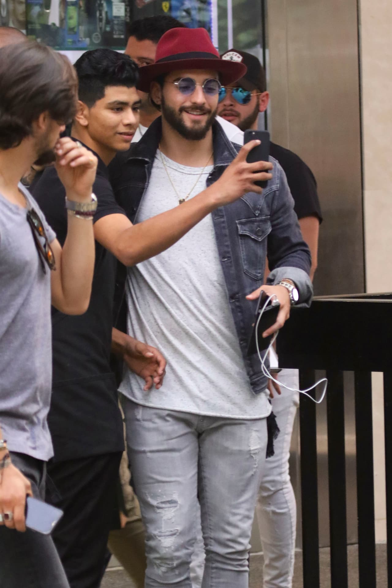 Faltándole menos de un mes para comenzar su gira F.A.M.E., Maluma salió a dar una vueltecita por Miami, donde no perdió la oportunidad de visitar centro comercial Bal Harbour Shops.
<br>