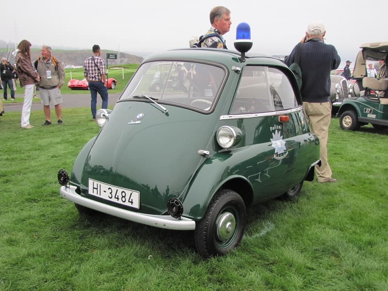 Este 
<b>Isetta BMW</b> 
<b>de 1961 </b>estuvo destinado a labores policiales en el distrito de Hildesheim en Niedersachsen, Alemania. 
<b>BMW</b> fue uno de los múltiples fabricantes que construyeron al 
<b>Isetta</b> de diseño italiano, entre 1953 y 1962. Sin embargo, 
<b>BMW</b> rediseñó el auto al punto de que ninguna de sus partes era intercambiable con otros Isettas. El
<b> Isetta de BMW</b> utilizó un motor de motocicleta de un cilindro y 4 tiempos de menos de medio litro y 12 HP.