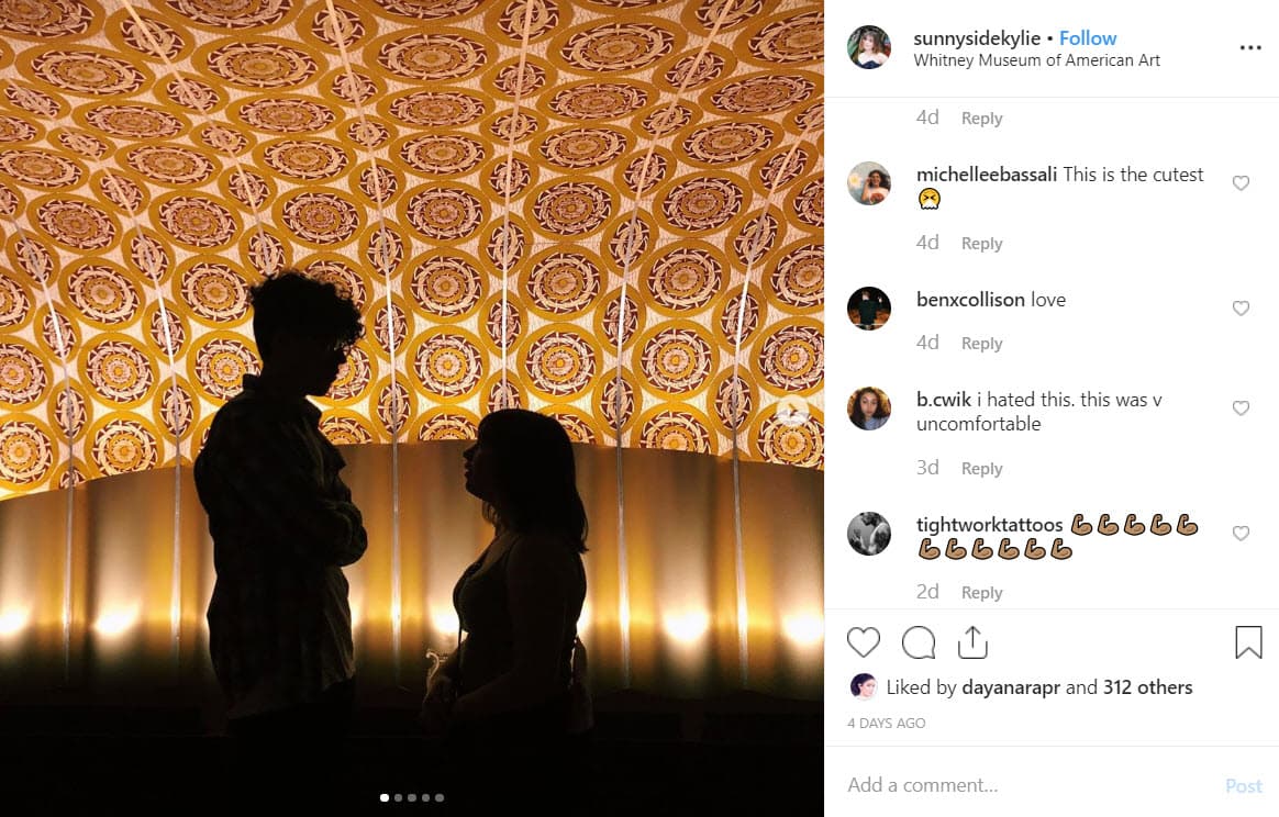 Aunque no mencionó que estaría en Nueva York, recientemente publicó una serie de fotografías que muestran como geolocalización el Whitney Museum of American Art, el cual está ubicado en la gran manzana.