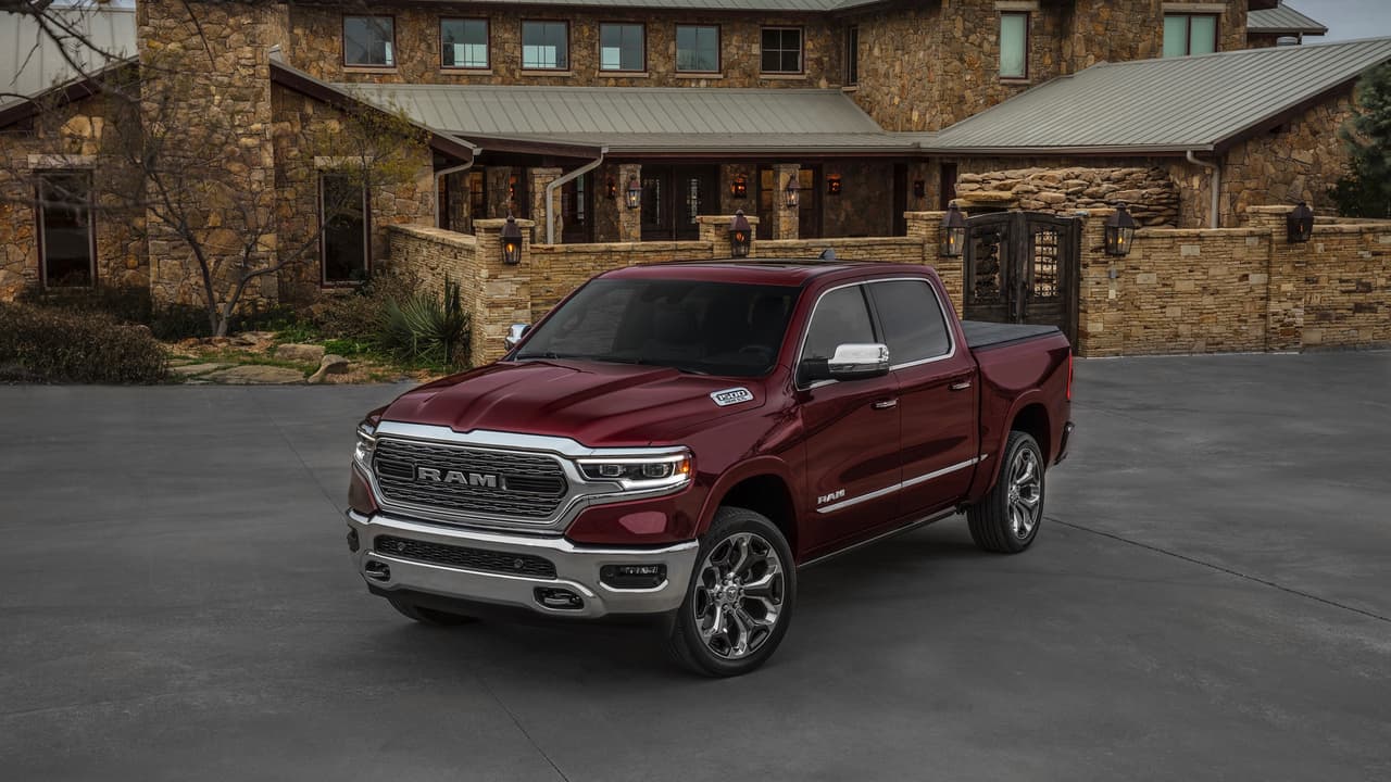 <h3 class="cms-h3-H3">Ram 2019 - Datos técnicos</h3>
<br>
<br>El menú de motorizaciones de la Ram 1500 2019 ofrece el versátil motor
<b>Pentastar V6 de 3.6 litros</b> produciendo 305 caballos de fuerza y el
<b>HEMI V8 de 5.7 litros</b> con 395 caballos de fuerza. Todas las versiones estarán equipada con una transmisión automática TorqueFlite de 8 velocidades y por supuesto la tracción 4X4 es opcional.
<br>
<br>Ambos motores fueron dotados de un
<b>sistema semi-híbrido de provisión de torque</b> al que FCA llama
<b>eTorque</b>, que combina un motor-generador por correa con un paquete de baterías de 48 voltios, que gestiona las funciones encendido/apagado automático, entrega de torque de corta duración y se alimenta a través de recuperación de la energía de frenado. El sistema añade hasta 90 lb-pie de torque en el motor Pentastar V-6 y hasta 130 lb-pie en el V-8 HEMI. Mike Manley, presidente de Ram y Jeep,
<b><a href="https://www.univision.com/noticias/auto-show-de-detroit/jeep-y-ram-suenan-con-un-futuro-grande" target="_blank">aconseja</a></b> que nadie debería adquirir una ram 2019 sin esa opción.