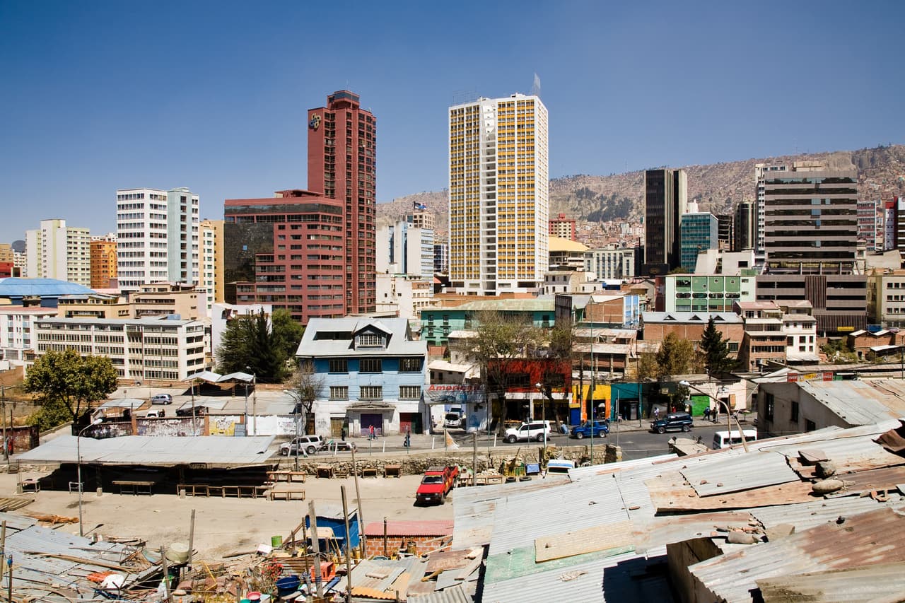 Una pareja muere tras caer desde el piso 12 de un edificio de departamentos; autoridades creen que se trata de un feminicidio y posterior suicidio