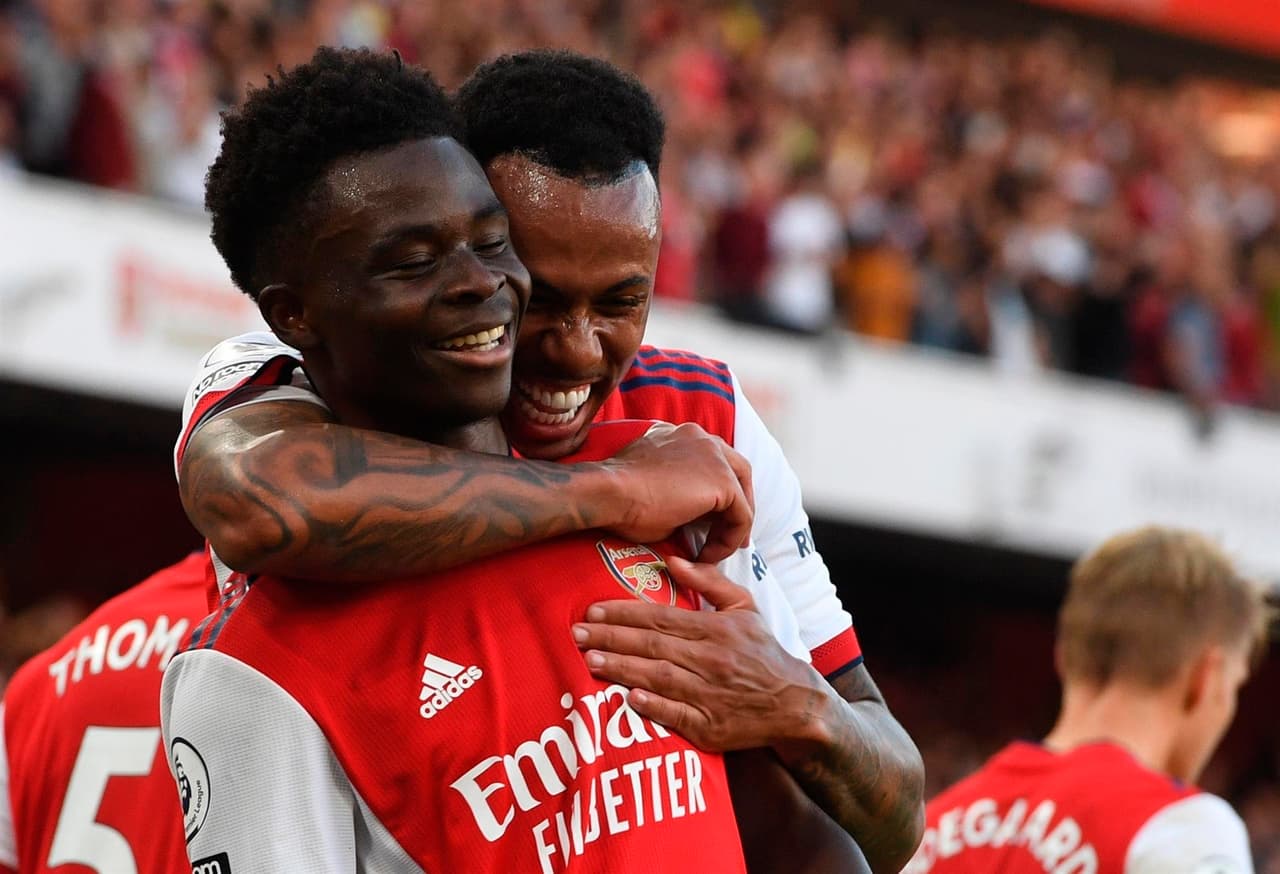 Tottenham cae ante un encendido Arsenal con marcador de 3-1 durante la sexta fecha en la Premier League. En menos de 35 minutos ya habían caido las anotaciones de Emile Smith Rowe, Aubameyang y Bukayo Saka. Para los Spurs descontó Son Heung-Min al minuto 79' del encuentro.