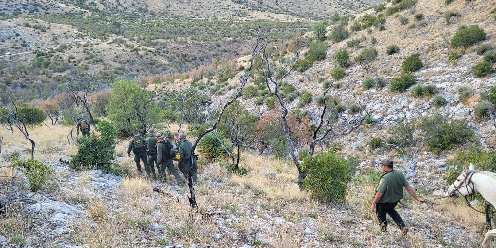 Varios agentes respondieron a una llamada al 911 en las montañas de Huachuca. Después de localizar a la ciudadana mexicana lesionada, los agentes la llevaron a una ambulancia que la esperaba para trasladarla a un centro médico.
