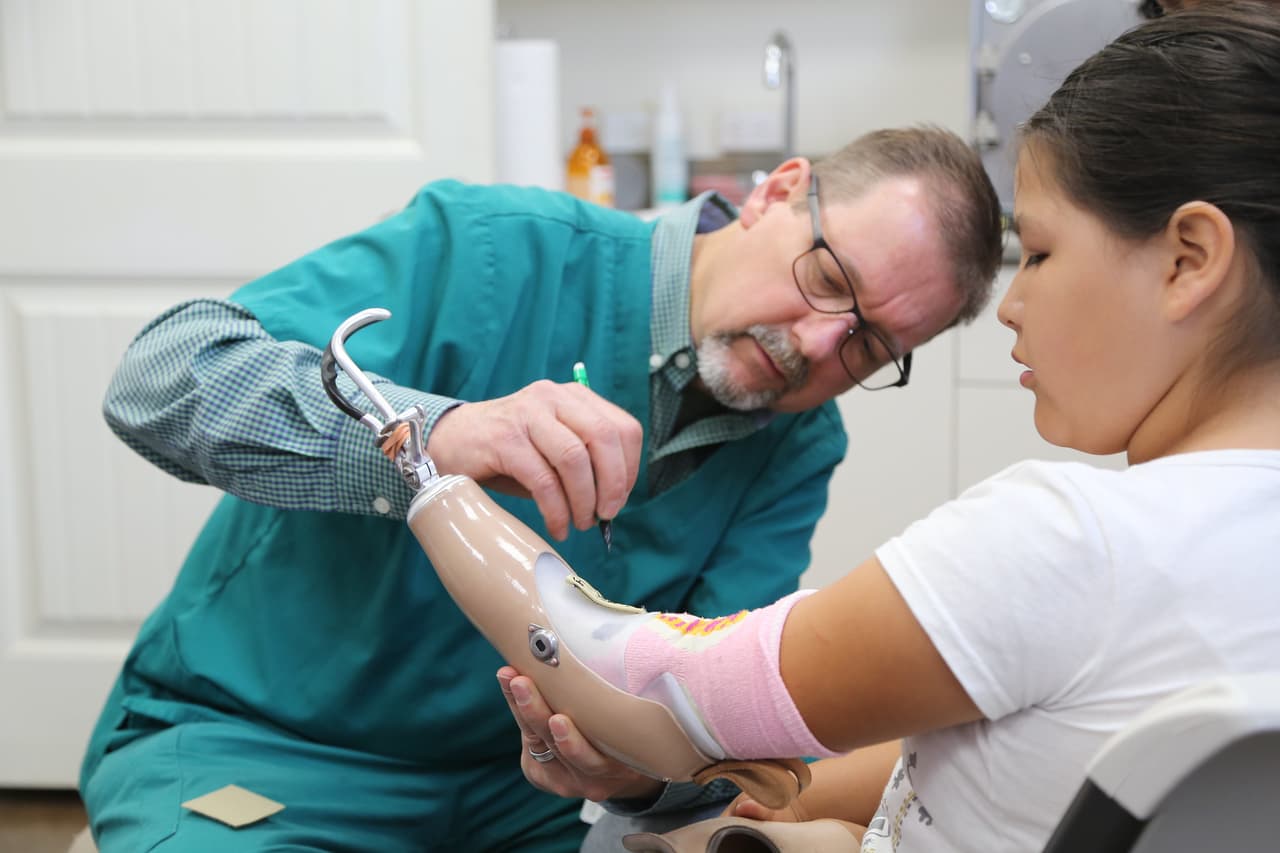 Durante un viaje de misión en Baja California, el profesor Michael Moor, instructor de ortesis y prótesis de la universidad de Loma Linda (LLUMC), nunca imaginó que con conocería a una niña que requería especial atención médica.