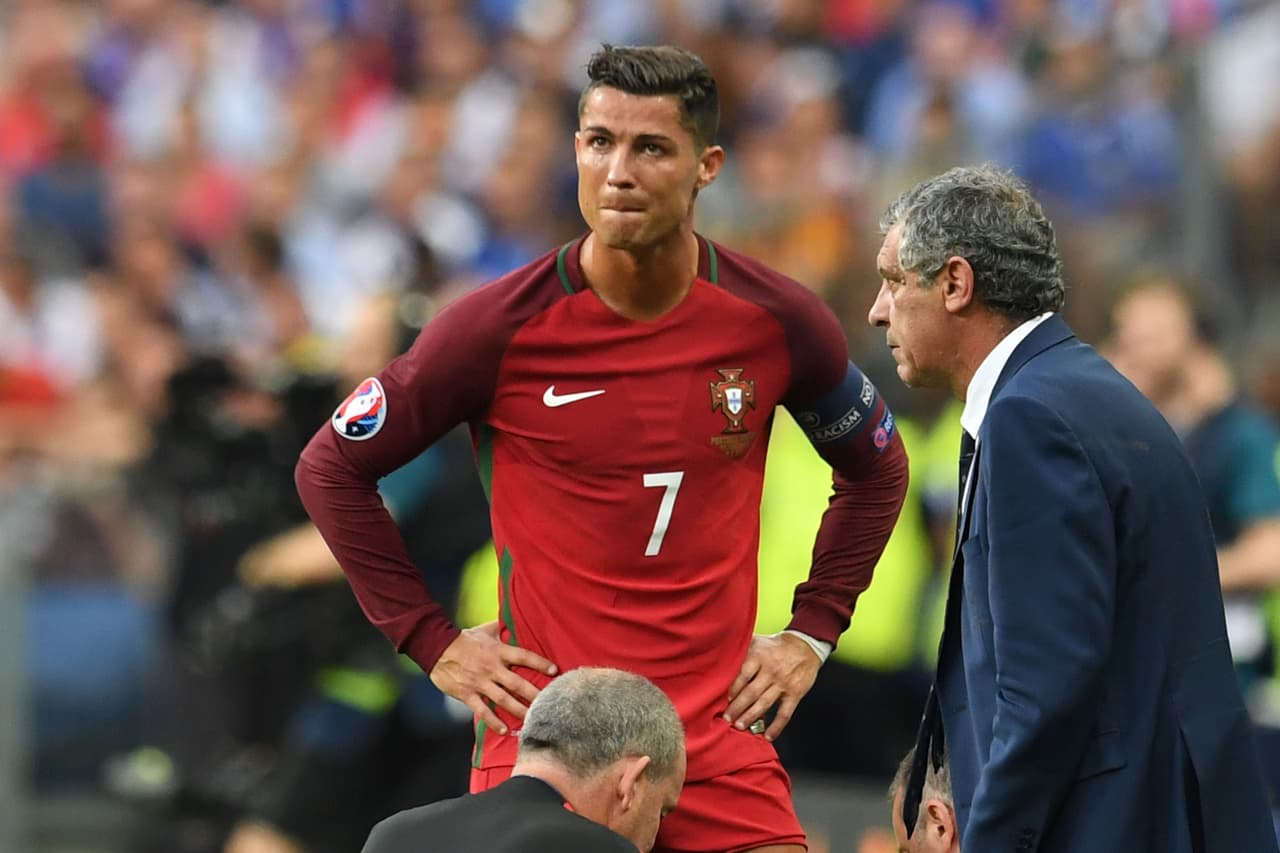 Cristiano Ronaldo abandonó la final de la Eurocopa a los 25 minutos de juego por lesión y las lágrimas de la figura portuguesa brotaron.