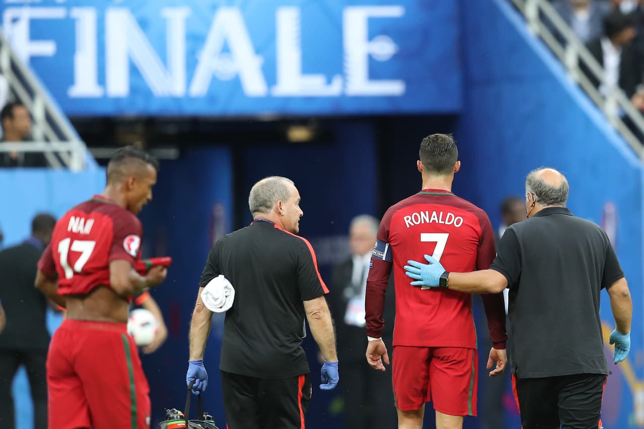 Cristiano Ronaldo abandonó la final de la Eurocopa a los 25 minutos de juego por lesión y las lágrimas de la figura portuguesa brotaron.