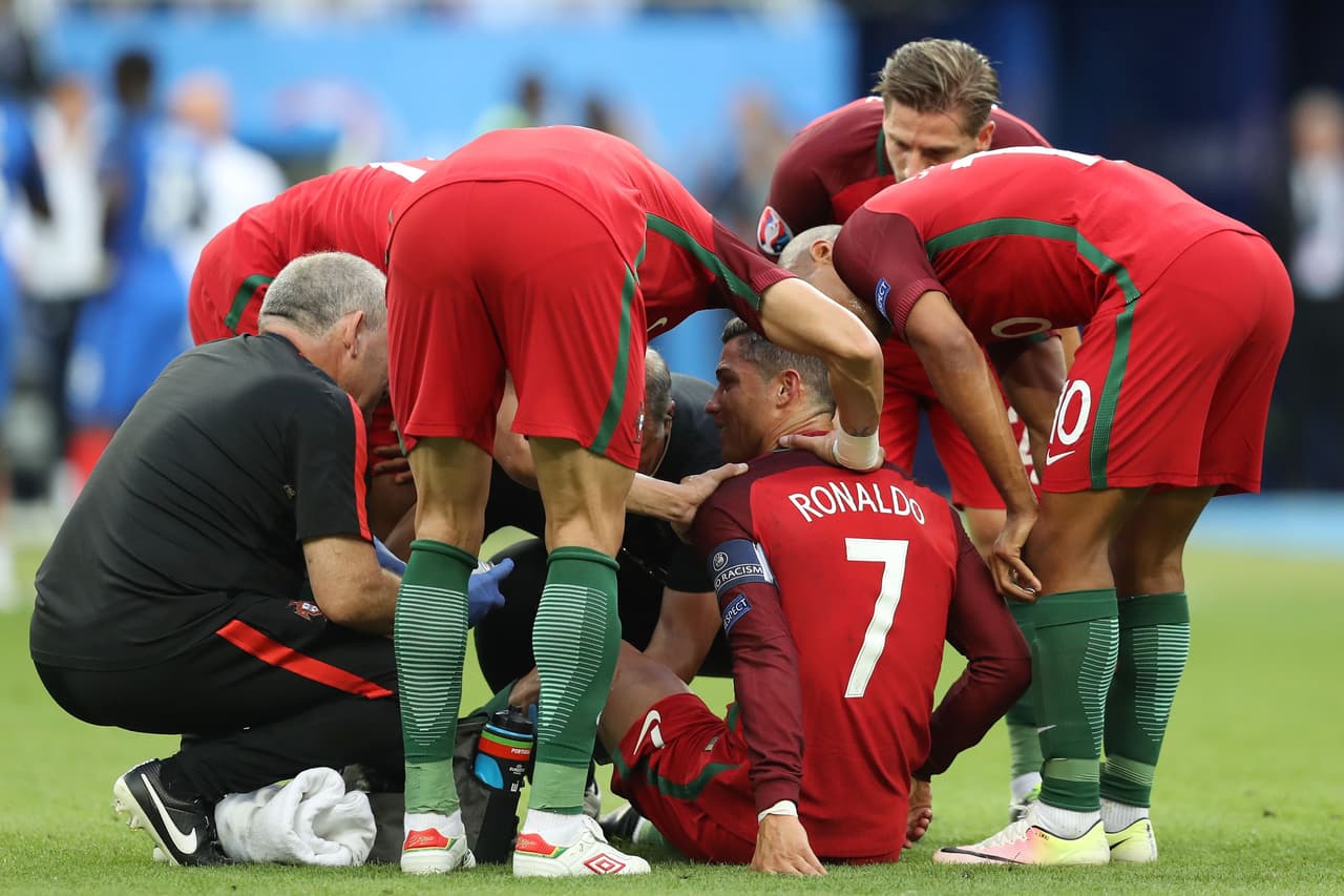 Cristiano Ronaldo abandonó la final de la Eurocopa a los 25 minutos de juego por lesión y las lágrimas de la figura portuguesa brotaron.