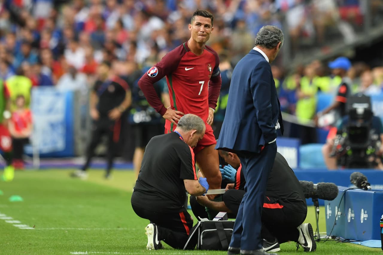 Cristiano Ronaldo abandonó la final de la Eurocopa a los 25 minutos de juego por lesión y las lágrimas de la figura portuguesa brotaron.