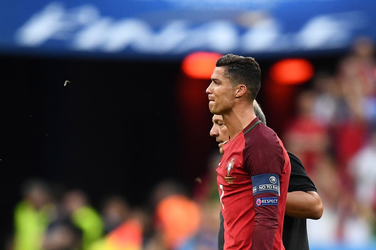 Cristiano Ronaldo abandonó la final de la Eurocopa a los 25 minutos de juego por lesión y las lágrimas de la figura portuguesa brotaron.