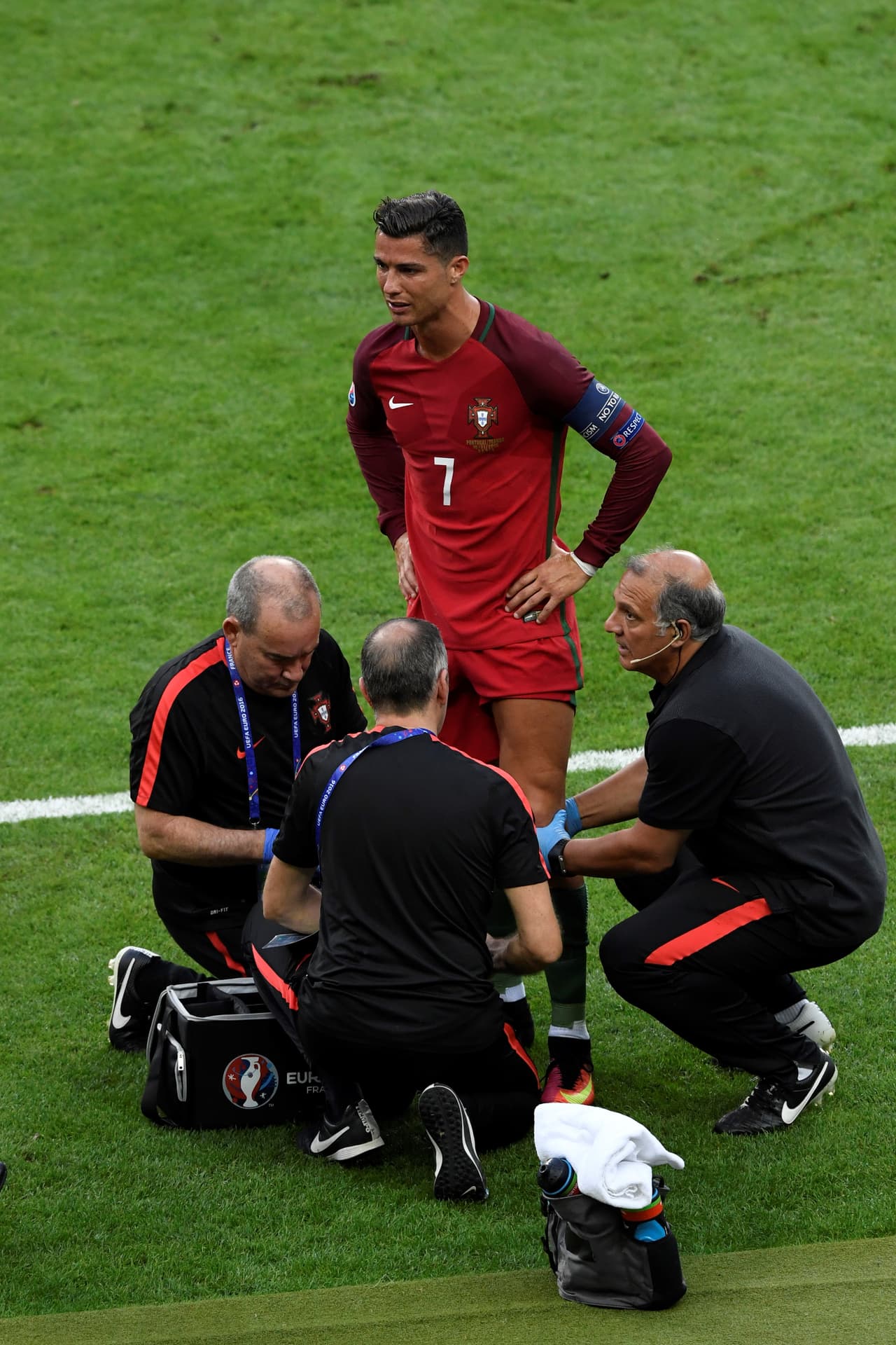 Cristiano Ronaldo abandonó la final de la Eurocopa a los 25 minutos de juego por lesión y las lágrimas de la figura portuguesa brotaron.